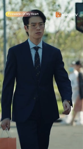 Musuh cinta bertatapan, percikan api pun bertebaran. ➡ https://d.mgtv.com/zb-MFe #YangYang #WeiDaxun #KembangApiDiHatiku | Mangotv Indonesia