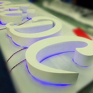 [Hot Item] Stylish Backlit Metal Letter Signs for Outdoor Promotions