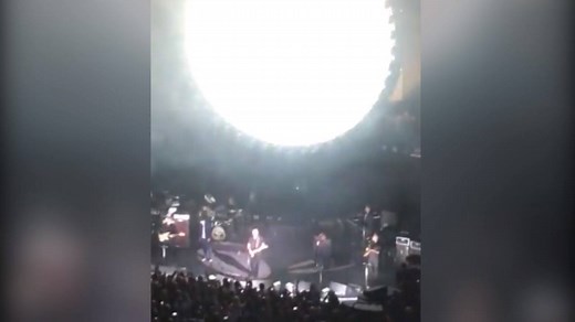 Benedict Cumberbatch sings 'Comfortably Numb' with Pink Floyd's David Gilmour | The Independent