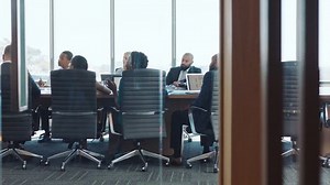 会社の財務計画、成長戦略、またはkpiデータ分析を行うボードルームのビジネスマン、プレゼンテーション、またはオフィス会議。ワークショップのトレーニングと多様性を備えた人材のメンター、講演者、リーダーシップ