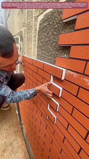 Handwerker verlegen Ziegel: Wie Tradition und Technik die Fassade veredeln