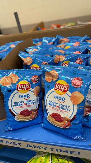 🥞 WOAH! I spotted these new Lay’s x IHOP chips and had to grab a bag! The flavor is described to be strawberry-topped pancakes with syrup & bacon flavor…and they taste exactly as described! Do you plan on trying? 🤔 Link in bio to check availability ($2.48) #walmart #ihop #pancakes #chips | Walmart Gems