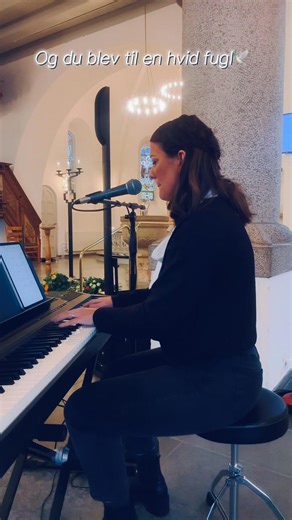 I dag sang jeg til en bisættelse i Skjern Kirke⛪️ For allerførste gang blev jeg bedt om at synge “𝘋𝘶 𝘣𝘭𝘦𝘷 𝘵𝘪𝘭 𝘦𝘯 𝘩𝘷𝘪𝘥 𝘧𝘶𝘨𝘭”🕊️ af The Minds of 99 – og må indrømme, jeg faldet pladask for den! Teksten er særlig smuk. Den handler om at give slip, om sorgen der forandrer sig, og om kærligheden der ikke forsvinder, men skifter form. Om et menneske, der ikke længere er her – og alligevel bliver ved med at være nær. Som en hvid fugl, der letter og flyver videre. Det smukke ved det, 