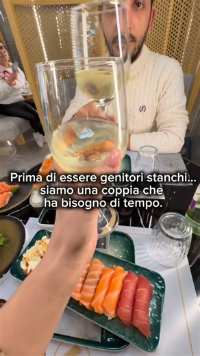 Sara Piscopo on Instagram: "Non servono occasioni speciali. Serve il permesso di scegliere noi. Tra figli, lavoro, corse infinite e stanchezza, trovare spazio per la coppia sembra sempre l’ultima cosa. E invece è quella che tiene insieme tutto. Un pranzo nel nostro ristorante preferito. Mangiare senza fretta. Ridacchiare. Sentirsi leggeri, anche solo per un’ora. Non è egoismo. È ossigeno. Se sei una coppia di genitori che si ama ma fatica a ritagliarsi tempo, se anche voi avete bisogno di un pic