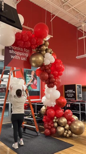 Bre Giglio | Dallas Influencer on Instagram: "Installing 160ft of balloons for @tjmaxx in Palm Beach Florida for our first ever out of state @bashify.co balloon install!! #betterwithbashify #balloon #ballooninstall #balloonartist #balloondecor"