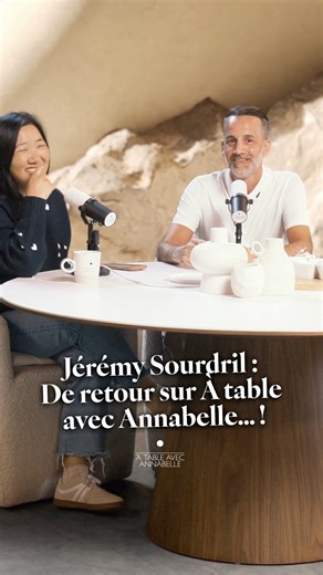 Dans cet épisode d’À table avec Annabelle, Annabelle reçoit Jérémy pour la deuxième fois ! Une émission spéciale pleine d’humour… et d’honnêteté. Ils parlent des changements et de la croissance dans le couple, avec les défis, la maturité et la maîtrise de soi au fil des années. Entre souvenirs, conseils et l’anniversaire de Jérémy, c’est un moment léger qui encourage à progresser ensemble dans le mariage ! 🙌❤️ | EMCI TV