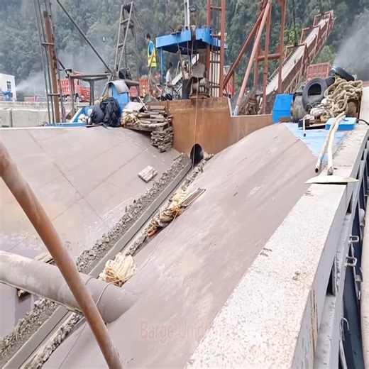 22K views · 184 reactions | Unloading 3000 tons of ore, requires agility, boldness and care | USA Machines Channel | Facebook