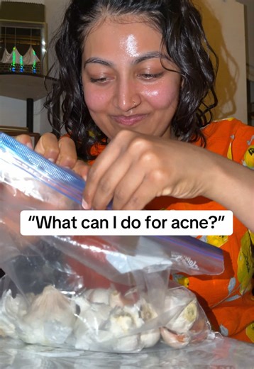 I often get asked how many times to eat garlic. To be honest, I don’t know and I would consult with a doctor but I eat one a day to clean/cleanse my gut. Glow starts from inside the body and works its way out. Products used: NAD PDRN Glow Boosting Toner @numbuzin Biogenic Essence @cepolab_official Snail Mucin @COSRX Official B5 Gel @SkinCeuticals Niacinamide Serum @Biodance Store Vinoperfect Serum @Caudalie Advanced Retino-Mela Serum @rejuall_kr Retinol Eye Cream @Beauty of Joseon Double repair 