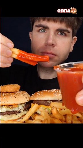 Mukbang MCDONALDS BURGERS VS BURGER KING BURGERS ©️MagicMikeyEats