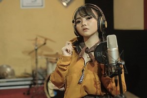 Lirik Lagu 'Aku Ra Mundur Dek' (Tepung Kanji) Milik Syahiba Saufa feat. James AP - Sonora.id