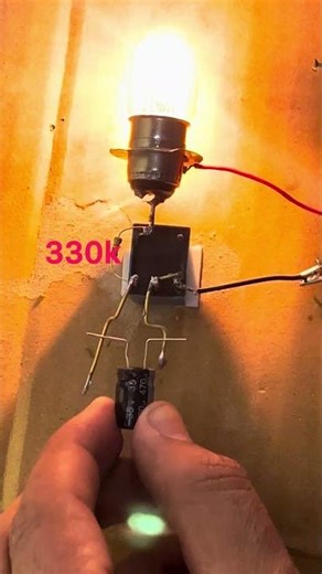 Capacitor depends on flashing light #circuit #electronic #scienceexperiment #flashlight