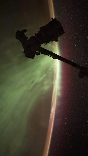 The kind of view that makes you stop scrolling for a moment. ✨ Captured in a timelapse from the International Space Station, this sequence follows Earth as auroras ripple beneath the station and sunrise slowly edges over the planet’s curve. What begins as a quiet glow on the horizon becomes a full sweep of daylight in seconds, a transition you can only witness from orbit 250 miles above our world. Auroras form when charged particles from the Sun interact with Earth’s magnetic field and collide w