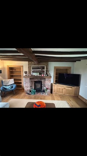 Our recent work ✨ A bespoke, handmade set of two Oak alcove bookcases with matching television cabinet. Each piece has been carefully handcrafted using a combination of solid European Oak, veneered Oak panels, and Wenge for beautiful contrasting detail. Features include: ▫️ Soft-close cabinet door hinges ▫️ Push-to-open drop down door fixings ▫️ Grass undermount soft-close drawer runners throughout ▫️ Rectangular cable tidy with Wenge wood edging ▫️ Solid brass detailing to the bookcase strips ▫