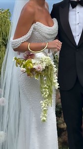 Who needs a traditional bouquet when you can carry something this chic? 💐✨ This @cultgaia purse-turned-bouquet is the ultimate blend of fashion and florals, perfect for the bold bride who loves to break the rules. 🌸💼 👉🏼 Would you swap your blooms for this creative clutch? florist: @sophiawilde_ planner stylist: @paloma.eventco content creator: @madelineanne_creator #weddingideas #weddingbouquet #weddingflowers #weddingtrends #BridalStyle #BouquetGoals | Green Wedding Shoes