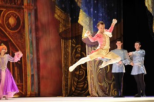 La fiaba di Cenerentola incanta grandi e piccini: la grande danza sull'Isola
