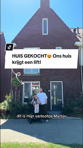 Zo lang van gedroomd en nu is het werkelijkheid! 💭😍💓 WIJ HEBBEN EEN HUIS GEKOCHT! We hebben meerdere uitdagingen op ons pad gehad maar het is ons gewoon gelukt. En wat zijn we daar allebei ontzettend trots op. Klaar voor een nieuwe stap! En wie zei dat je als rolstoelgebruiker altijd gelijkvloers moet wonen? Wij gaan een huislift inbouwen!🛗 🌸Dit grote avontuur ga ik lekker met jullie delen dus vergeet niet te volgen🌸 #verbouwen #huisgekocht #klushuis #huislift #spierziekte