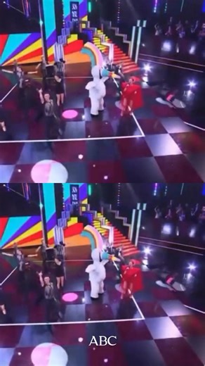 🎤 Curro, la icónica mascota de la Expo’92, regresó al prime time de TVE de la mano de Laura Gallego durante la gala ¡Feliz 2026!, presentada por Eva Soriano y Egoitz Txurrruka. La artista ofreció un DJ set en directo que mezcló copla, electrónica y baile, desplegando su universo folclórico con un marcado acento sevillano, y volvió a meter a Curro en los hogares de toda España en la noche de televisión más vista del año. 📍 Sigue leyendo en nuestra web #sevillahoy #Curro #LauraGallego #TVE #Feli