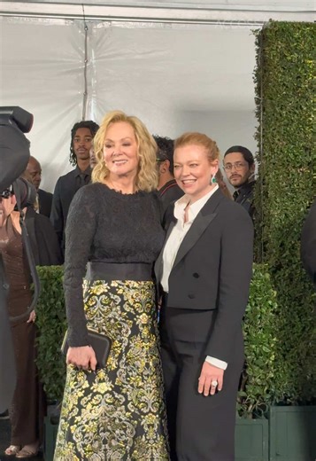 Sarah Snook Helps Jean Smart with Hair for Awards