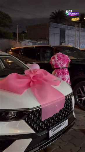 Himra frappe fort… et avec le cœur ❤️ Dans un geste plein d’amour et de reconnaissance, le rappeur numéro 1 ivoirien a offert une voiture à sa mère et une autre à son père.😍⚔️ #himra