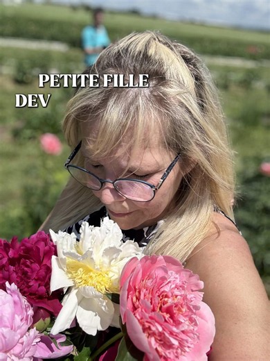 Petite fille devenue femme… ❤️ Il y a des bouts de nous qui changent avec les années… et d’autres qu’on garde quelque part en dedans. J’ai appris à être forte, même encore fragile… mais surtout, à ne plus me fermer les portes. ✨ Ce petit bout de J’ai repris mon pouvoir est probablement l’un de ceux qui me ressemblent le plus. 🥹🎶 Plus que 5 jours avant que vous puissiez l’entendre au complet. 🤭 19 août ❤️ #JaiReprisMonPouvoir #NouvelleChanson #MusiqueFrancophone #SeChoisir #NouvelleSortie