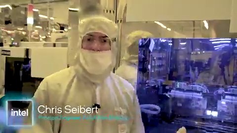 AI needs the "brain power" of multiple chips. At Fab 9 in New Mexico, @Intel_Foundry creates systems of chips using Foveros 3D stacking to optimize space for laptops to be thinner with longer lasting batteries. 💻Watch how Foveros is created 👇