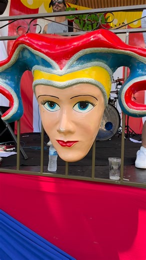 Viver Tiradentes on Instagram: "O sábado, promete! E já começou com um show de pura energia da banda Batukelê, no Largo das Mercês. Sol a pino, calor e céu azul, como todo mundo gosta quando o motivo é carnaval, a banda fez um show bem dançante com muita axé music, pop rock nacional e os grandes sucessos do carnaval de todos os tempos. Excelente show que preparou o público para encarar uma série de atrações ateé o começo da madrugada. . @abtiradentes @carnavaltiradentes @setur.tiradentes @olivei