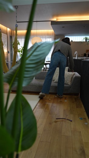 ʀɪɴ / 梨 on Instagram: "みなさん、こんにちは！梨です。 久しぶりにソファ下の掃除 （半年ぶり？笑）をしました。 前々からいつ付けようかと タイミングを見計ってた.. ソファの脚をつけてみました 最初は違和感しかなかったけど 高さ10cm？変わるだけで座りやすくて なにより、掃除しやすくて最高 年末だからって一気に頑張らずに のんびり、ちょこちょこ 整えていきましょう♡ ソファ、滑り止りは 楽天ROOMに載せております！"