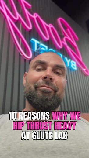 Nunca tienes que hacer hip thrusts pesados si no quieres. Sin embargo, aquí tienes 10 razones por las que hacemos hip thrusts pesados en Glute Lab y por qué probablemente también deberías hacerlo si tu objetivo es volverte más fuerte y hacer crecer tus glúteos: Ve el video para más detalles sobre cada punto 1 Las bajas repeticiones son menos agotadoras 2 Aumentar la fuerza máxima se transfiere a la fuerza en repeticiones altas 3 Aumenta las oportunidades de mejorar tu récord personal 4 Quedarte 