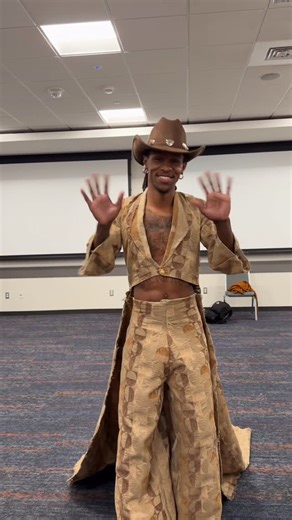 Jay Amari ( JaKavian Donalson ) on Instagram: "Klassi Hits The Runway Again W New Models"