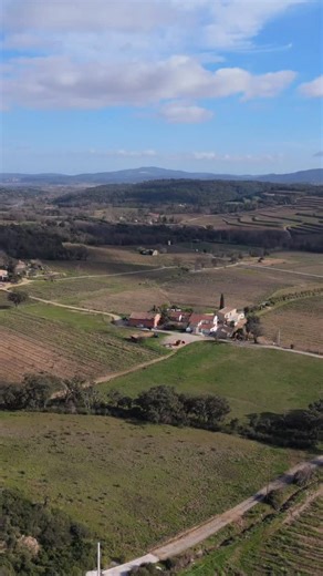 Bienvenue au Domaine du Val De Gilly Depuis des générations, notre famille fait vivre ce lieu unique. Un endroit où le passé rencontre le présent, où l’hiver dépose sa douceur sur les paysages. #domaineduvaldegilly#pourtoi#viticulture#vin#provence | Domaine du Val de Gilly