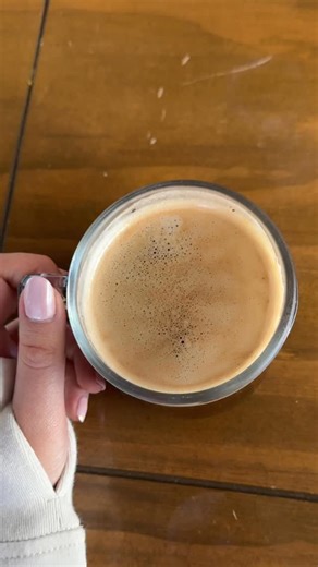 Leslie De Luna on Instagram: "El café del día ☕️💭 Deja de intentar que otras personas te entiendan. Deja de explicarte para que los demás comprendan o validen tus decisiones, lo que haces, lo que piensas o sientes. Eso no es lo esencial. Lo esencial es que tú te entiendas y tengas claro quién eres, qué quieres y hacia dónde vas. Cuando tú te entiendes, deja de ser necesario que los demás lo hagan. ⭐️ - #reflexion #frase #cafe #amorpropio"
