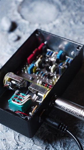 Take a look inside our Atlas IV completely hand wired, soldered and assembled in Portland OR USA Earth to boost your signal #guitarpedals #boostpedal #gutshot