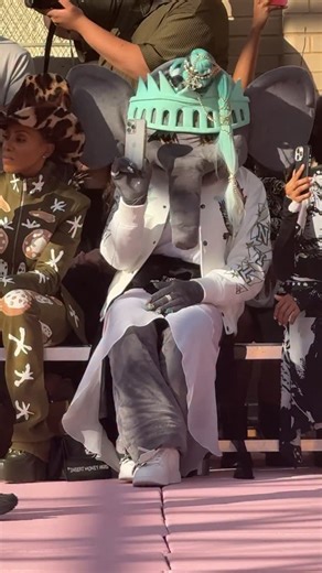 Vogue on Instagram: "It’s back to school season at @off____white. The brand brought a star-studded crowd including @therealmaryjblige , @Ciara, our girl @bigellieliberty and Nicolandria out to the New Design High School in the Lower East Side for their spring 2026 show at #NewYorkFashionWeek. Tap the link in bio to see every look."