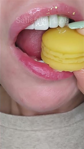ASMR Satisfying Eating Eax Honey Burger 🍔 #asmr #emojichallenge #satisfyinglips
