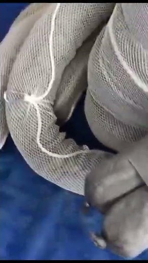 What is in a universal spill kit？