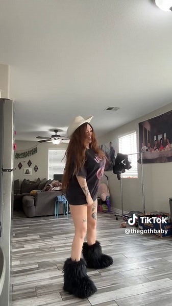 honey huxxlee🐝 (@thegothbaby)’s videos with Cowgirl Trailride - S Dott