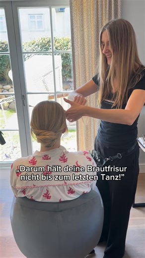 Wenn deine Brautfrisur nicht bis zum letzten Tanz hält, liegt es selten an deinen Haaren – sondern fast immer an der Vorbereitung. Und genau darüber spricht kaum jemand. Nach 15 Jahren Bridal Styling und über 1500 Bräuten können wir dir eines versprechen: Haltbarkeit ist kein Zufall. Haltbarkeit ist Technik richtige Produkte richtige Vorbereitung. Hier sind die 3 wichtigsten Gründe, warum Brautfrisuren oft nicht durchhalten – und wie DU sie vermeiden kannst: 1️⃣Du startest dein Getting Ready mit