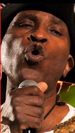 🇯🇲🐭 Eek A Mouse performing the 1978 classic “Noah’s Ark” — live in Rotterdam! 🎤🔥 Vintage vibes, unrepeatable energy, pure reggae originality. 🐭💛💚❤️ Captured by Reggae live concerts 🎥 Turn it up & sail back to the golden era! 🔊✨ #EekAMouse #NoahsArk #ReggaeClassic #RootsReggae #RubADubStyle #LiveReggae #ReggaeCulture #OneLove | Reggae-agenda