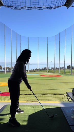 Trying to learn #Golf here 🙋🏻‍♀️ #Golfer yarn? I need help 😅. I think I should buy gloves for this. It hurts. Actually, from neck down, it hurts. #topgolf