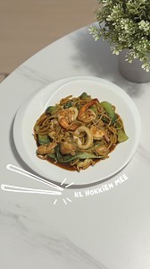 Nothing beats the wok hei from KL Hokkien Mee! Save this 10 mins recipe for the perfect weekday dinner 🔥 👩‍🍳 Ingredients: - Hokkien Noodles 1 pack - Prawns 300g (de-shelled) - Squid 200g - Chicken Thigh from @themeatclubsg 200g - Garlic 3 cloves, chopped - Cabbage 1/2 head - Chicken Stock 500ml - Sole Fish Powder 1 Tbsp - Dark Soy Sauce 3 Tbsp - Sugar 1 Tbsp - Shanghai Greens or Chye Sim (1 pack) 📝 Steps: 1. Heat pan, add 1/4 cup oil and stir fry prawns and squid till 80% cooked. Set aside. 