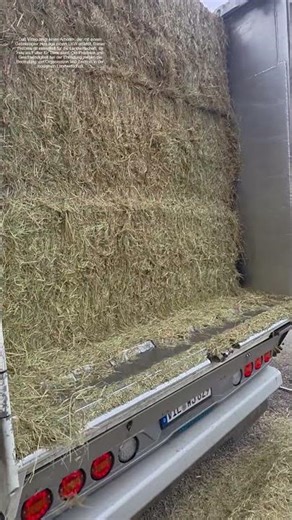 Heu entladen: Wie Effizienz auf vier Rädern die Landwirtschaft unterstützt