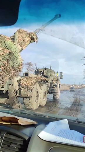 🇺🇦 🇷🇺 A Swedish-supplied FH77BW L52 Archer 155mm self-propelled artillery system firing a salvo