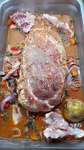 Chancho al horno Carne de chanchito, sal, pimienta, comino, ajo, vinagre, aji amarillo molido, chicha de jora de calidad casera o una cervecita. Se deja macerar 12 horas dando vueltas. Aparte cortamos en cubos y doramos, tomates, pimientos, zanahorias, apio, tambien le pusimos espinaca, cebolla y todo tipo de verduras que desees. Al dia siguiente colocas todo en una asadera, nosotros le pusimos unos huesitos de pollo para que de aun mas sabor a la hora de hornear Se viene la parte 2 | DON CUCHO
