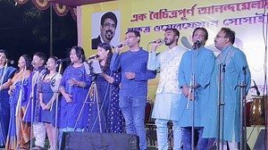 Anandaloke Mangalaloke ( আনন্দলোকে মঙ্গলালোকে ) | Rabindrasangeet | Live Performance by Team Aarohi during Bangaliyana Utsav at Salt Lake, Kolkata. Bengali spiritual song, composed by Rabindranath Tagore Prayer for the ray of hope. Song Credit : Song: Anondoloke Mongolaloke Artist: Rabindranath Tagore Composed By: Rabindranath Tagore #AnandalokeMangalaloke #rabindrasangeet #prayer | Aarohi School of Music