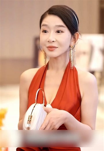 A scheming woman attempted to steal a woman's bank card, only to discover that she was actually using a children's phone watch #ShortDrama #TikTokMinis #USAShortDrama #ReelShort #FYP