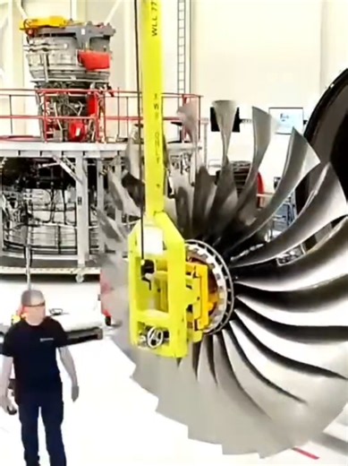 Proses pembuatan Airbus A350 memakan waktu sekitar 2,5 hingga 3 bulan dan mengandalkan rantai pasokan global di mana komponen utamanya—seperti sayap dari Inggris serta bagian badan pesawat (fuselage) dari Jerman, Prancis, dan Spanyol—diproduksi menggunakan 53% material komposit serat karbon yang ringan. Seluruh komponen raksasa ini kemudian diangkut menggunakan pesawat kargo Beluga XL menuju fasilitas Final Assembly Line (FAL) di Toulouse, Prancis untuk dirakit menggunakan teknologi laser dan ro