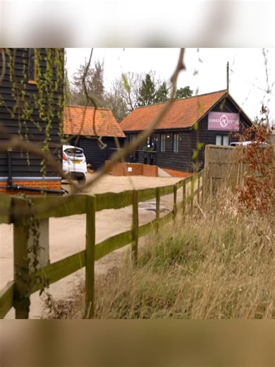 Bride-to-be Karen is a size 22 and her mum is struggling to do up her wedding dress. Thankfully, Al and Jo are willing to assist the bride on her big day. | Curvy Brides' Boutique - TLC