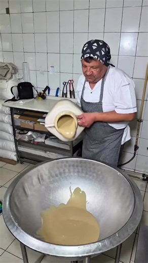 Akhisar'ın meşhur helvacısında helvayapımı!! nur Sevcan helva işbirliği 🥰🥰🥰 #Tiktokcanada #turkish #creatorsearchinsights #malaysia #ukfoods @Foodie