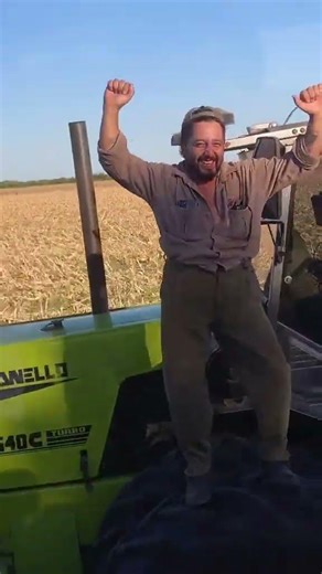 campo agro alegria baile tractor cosecha