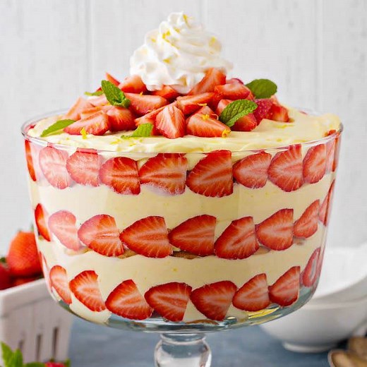 Lemon Strawberry Trifle: gorgeous layers of creamy lemon pudding (made extra delicious with one secret ingredient!!), vanilla wafers & fresh sliced strawberries! RECIPE: https://thenovicechefblog.com/lemon-strawberry-trifle/ | The Novice Chef